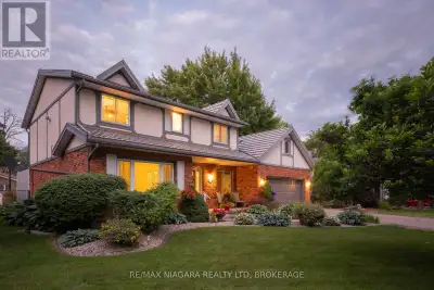 We are excited to present 2550 Noella Crescent, an extraordinary residence located in the sought-aft...