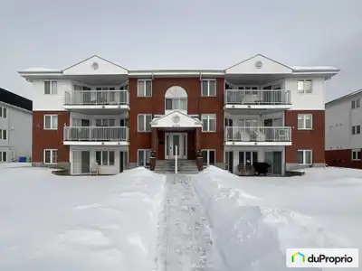 Condo près de tous les services. Secteur recherché de Tracy. Rénovations 2023 : planchers, moulures...