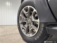 This Jeep Cherokee delivers a Regular Unleaded V-6 3.2 L/198 engine powering this Automatic transmis... (image 9)