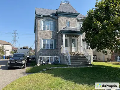Bien situé, ce condo faisant partie d'un immeuble à trois unités vous offre le confort et la tranqui...