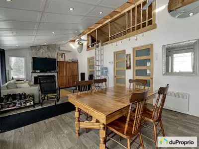 Si vous rêvez d'acquérir une résidence sur le bord du lac Otis, voici votre chance ! Ce chalet « tou...