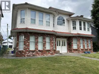 Beautifully updated 2 bedroom + 1 bathroom ground floor suite with in-suite laundry! Enter through y...