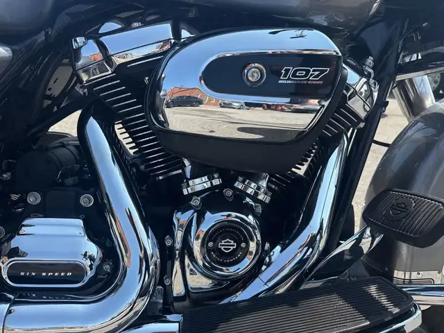 2017 Harley-Davidson Road King ~ VANCE & HINES ~ CANADIAN ~ 107C in Sport Touring in City of Toronto - Image 26