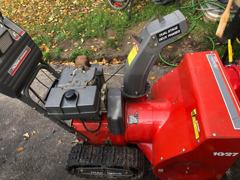 10 hp 27" cut snow blower Snowblowers North Bay Kijiji