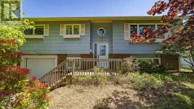 Welcome to the beautiful sought after Oakmount subdivision! Family friendly neighbourhood with so mu...