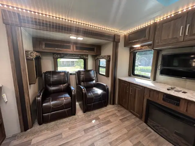 2017 KEYSTONE COUGAR 327RESWE (FINANCING AVAILABLE) in Travel Trailers & Campers in Strathcona County - Image 8