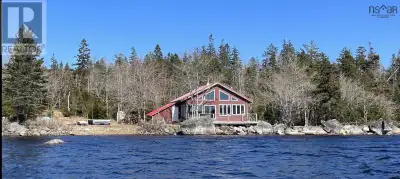Fall in love with this stunning newly completed lakeside cottage on expansive Lake Charlotte! Situat...