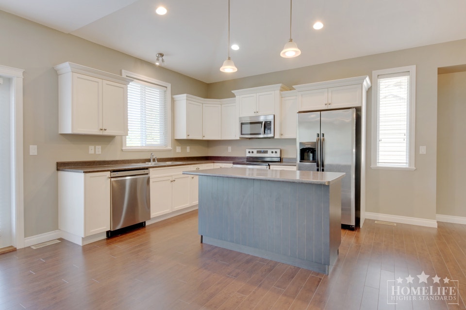Comfortable & Spacious 3 Bed, 1 Den, & 2.5 Bath - Upper 2 floors 3