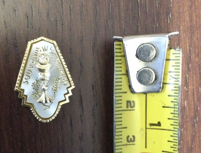 Communion souvenir medallion, 1” / 2.5 cm in Jewellery & Watches in Winnipeg