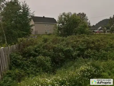 Terrain de 50' de façade par 100' de profond. Pas aux abord du Saguenay. Surement vue sur la rivière...