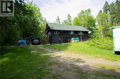 Very private three bedroom log home with 280 acres of uncut woods only 45 minutes to Fredericton. Gr...