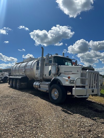 Welcome to Edmonton Equipment Rentals and Sales Ltd 61,031 KM Detroit 6 Cylinder Diesel Engine Posit...