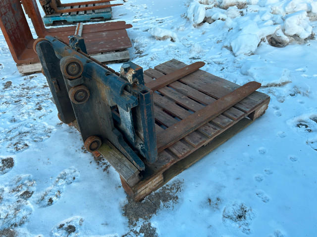 Tablier avec fourches dans Autres équipements commerciaux et industriels  à Drummondville - Image 2