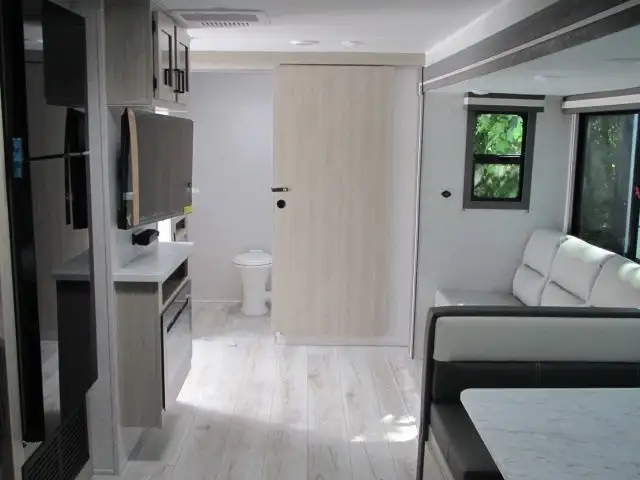 2026 EAST TO WEST DELLA TERRA 261RB-GREAT COUPLES LAYOUT!  in Travel Trailers & Campers in Ottawa - Image 24