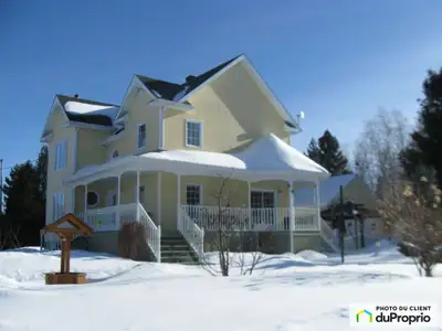 Cette demeure chaleureuse et lumineuse de style champêtre. Entièrement paysagée avec arbres matures...