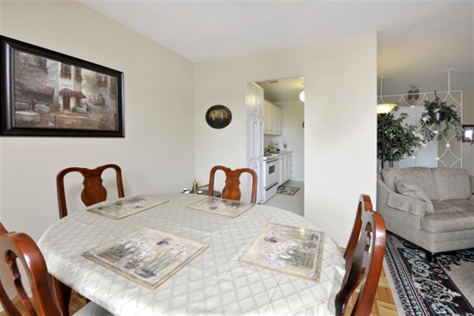2 Bedroom Apartment in Ottawa West for October or December 5