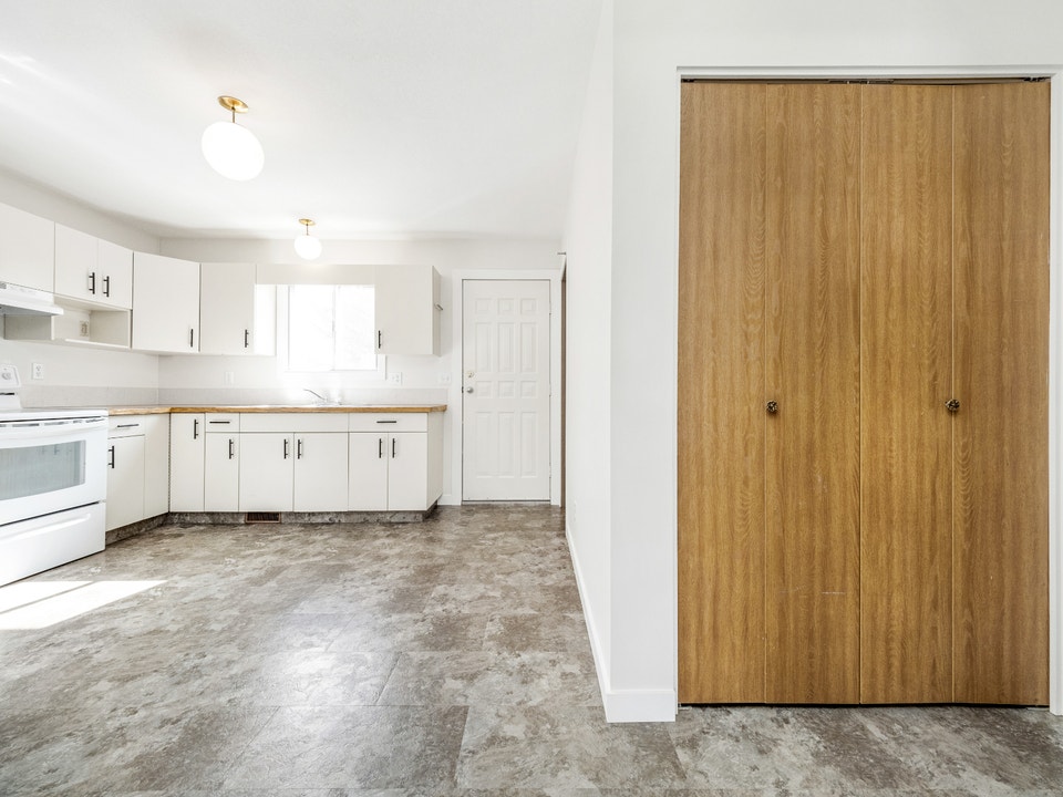 3 Bedroom townhouse for rent on Westside ( PETS ALLOWED) 5