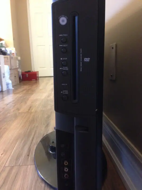 Insignia - 32" Class 720p Flat-Panel LCD HDTV/DVD Combo in TVs in Mississauga / Peel Region - Image 5