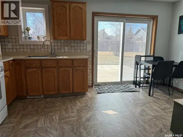 24 3rd AVENUE SE Weyburn, Saskatchewan in Houses for Sale in Regina - Image 8