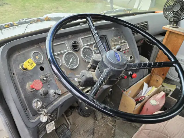 1990 Ford T/A Day Cab Picker Truck L8000 in Heavy Trucks in Calgary - Image 20