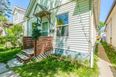 4B//Winnipeg/SS Now, offers as received** This charming 2-bedroom, 1-bathroom home is located in a h...