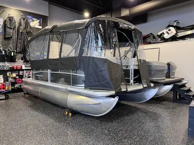 Ponton Starcraft LX18R couleur noir Prix calculé avec un moteur YAMAHA F60LB, toile de transport, to...