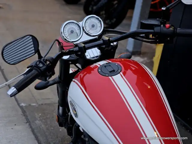 2012 Victory Motorcycles Hammer in Sport Touring in Oshawa / Durham Region - Image 16