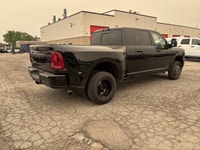 DIAMOND BLACK CRYSTAL PEARLCOAT,POWER SUNROOF,5TH WHEEL/GOOSENECK TOWING PREP GROUP -inc: Pickup Box... (image 4)