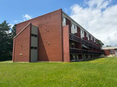 418-655-8281 À voir au 32 rue Pie-X, appartement #74, à Lévis, très beau grand loft de grandeur 3 1/...