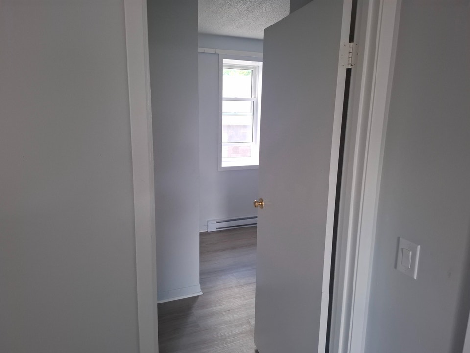 Amazing deal on 2-bed at 238 Lincoln St Welland - $1250 + Hydro! 5