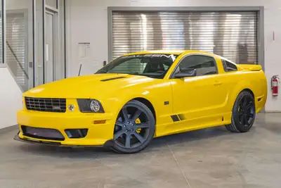 Ford Mustang Saleen S-281 SC Coupe 2005: - Extérieur jaune SCREAMING YELLOW sur intérieur en cuir no...