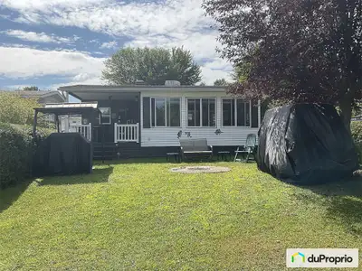Chalet 3 saisons avec terrain. (Lac-Simon) Clef en main. Prix demandé : $149,900 libre immédiatement...