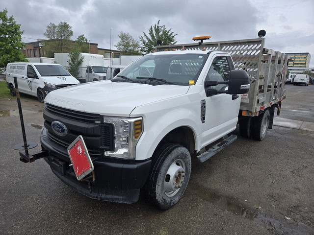 2019 Ford F-350 XL 4WD Reg Cab 6.2L V8 Gas - Alum Frame + Lift in Cars & Trucks in City of Toronto - Image 3