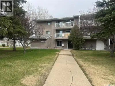This renovated one-bedroom condo offers an open floor plan with newer flooring, paint, and a refresh...