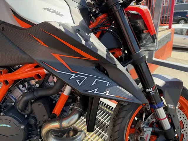 2023 KTM 1290 Super Duke R EVO in Street, Cruisers & Choppers in Vancouver - Image 3