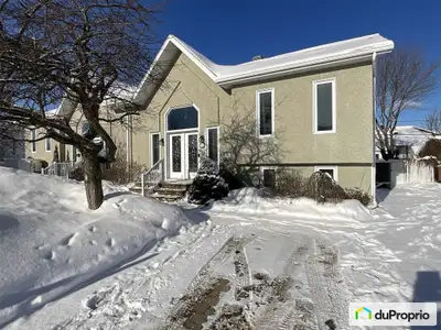 Magnifique jumelé à paliers multiples avec plafonds cathédrale et configuration aire ouverte. Petit...