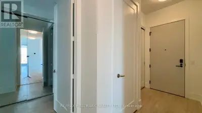 Bran New Penthouse with 10' ceiling in the heart of Downtown Toronto. Steps to vibrantKensington Mar...