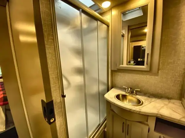 2025 Thor Motor Coach Hurricane 34R in RVs & Motorhomes in Bedford - Image 43