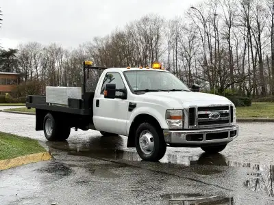 This 2008 Ford F-350 XLT Super Duty flat deck truck is powered by a 5.4L V8 engine paired with an au...