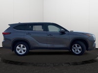 This Toyota Highlander has a powerful Intercooled Turbo Regular Unleaded I-4 2.4 L/146 engine poweri... (image 6)