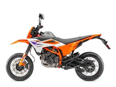 2025 KTM 390 SMC R Une moto supermoto agile et sportive, conçue pour offrir des sensations pures sur...