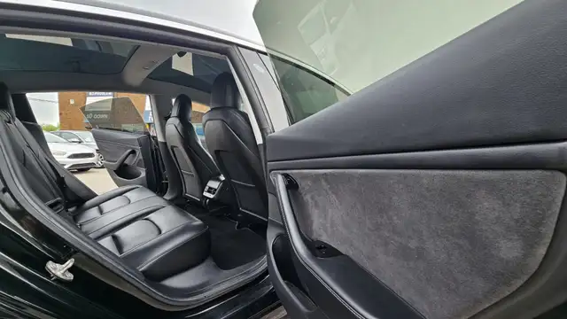 This Sedan/Saloon powered by a Electric engine.SPECIFICATIONS:5579283232103014416