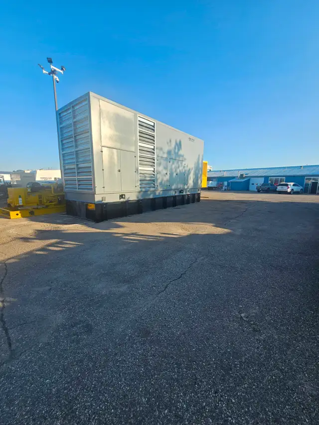 1600 KW 600 V HEAVY DUTY DIESEL GENERATOR  ENCLOSED ON TANK in Heavy Equipment in City of Montréal - Image 8