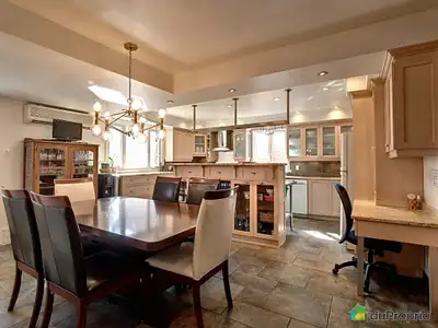 BEAU GRAND QUADRUPLEX DÉTACHÉ AVEC EXCELLENTS REVENUS DANS LE SECTEUR RECHERCHÉ DE LONGUE POINTE. À...