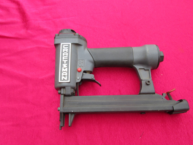 Craftsman 1/2 inch Air Stapler 20 Gauge in Power Tools in Vernon - Image 2