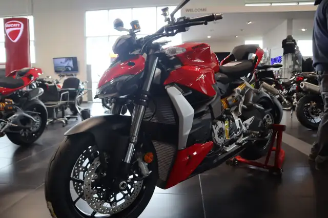 2025 Ducati Streetfighter V2 Ducati Red in Street, Cruisers & Choppers in Edmonton - Image 2