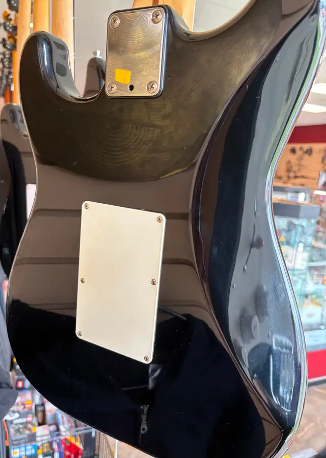 Vintage Japan-Made Fender Stratocaster Electric Guitar in Guitars in Ottawa - Image 3
