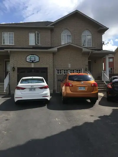 Private room for rent for girls in Mississauga at Derry and Mavis Rent - 800$ plus bit of utilities...