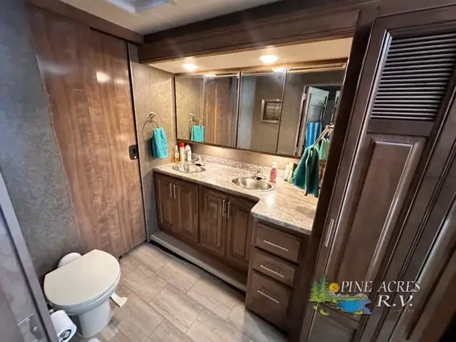 2020 Thor Motor Coach Challenger 37YT Washer & Dryer 12 k Miles in RVs & Motorhomes in Moncton - Image 69