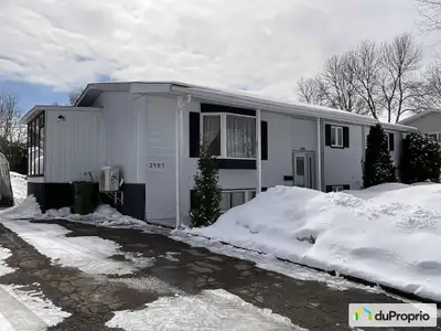 Maison unifamiliale de 4 chambres dont 3 au rez-de-chaussée, possibilité de 5 ou 6. Pancher de bois...
